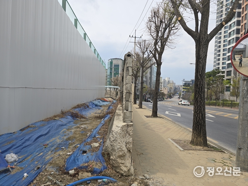 축대에 금이가있는 공사현장