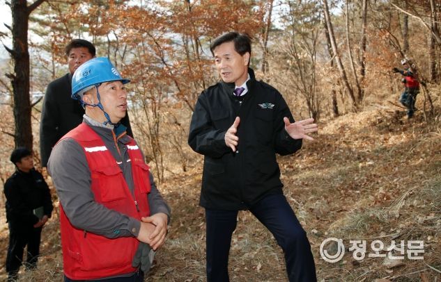 안병구 밀양시장은 14일 산외면 남기리 비학산 일원의 소나무재선충병 방제사업장을 방문해 현장을 점검하고 방제를 위해 고생하는 근로자들을 격려했다.