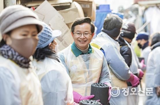 지난해 자원봉사 Day때 연탄배달을 하고 있는 최호권 영등포구청장