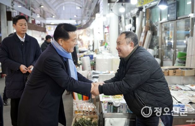 서울 성북구가 전통시장과 함께 풍성한 이벤트를 준비해 소상공인과 성북구민 모두가 행복한 설명절 만들기에 나섰다. 전통시장을 방문한 이승로 성북구청장이 상인들과 인사를 나누고 있다.