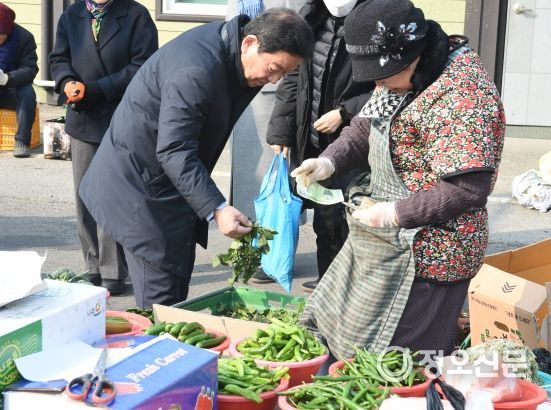 대구광역시 군위군의회, 전통시장 장보기 행사로 설 준비
