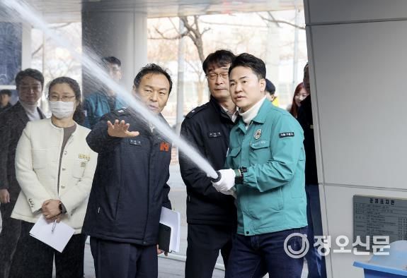 오언석 도봉구청장이 소방시설 작동 여부 등을 확인하고 있다