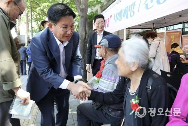 박강수 마포구청장이 어르신의 건강을 확인하고 있다.