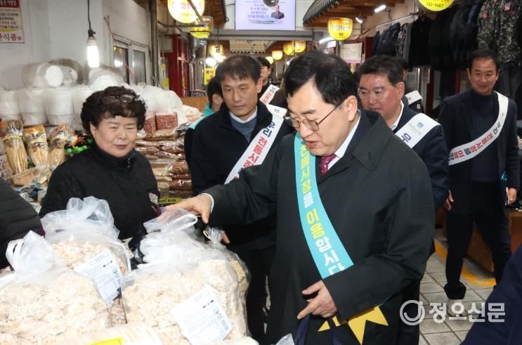 주낙영 경주시장, 전통시장 찾아 설맞이 장보기 행사 진행