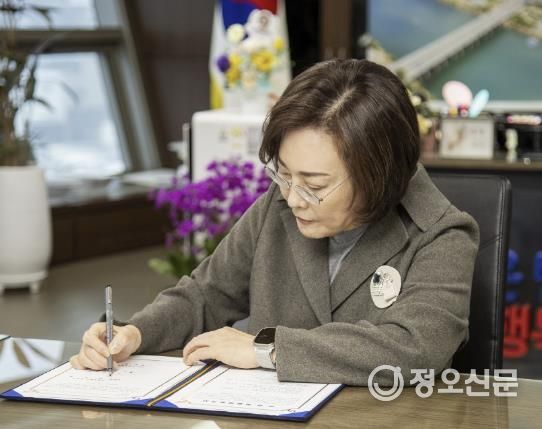 1월 31일, 용산구-호원대-중소상공인 단체 간 산‧관‧학 상호 협력을 위한 업무협약(MOU)서에 박희영 용산구청장이 서명하고 있다