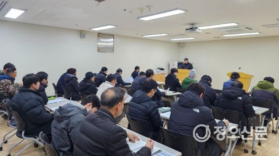 지난 5일 밀양시청 브리핑룸에서 개최된 2025년 상반기 소나무재선충병 방제 안전보건협의체 회의에서 조기원 소나무재선충병TF팀장이 안전 수칙을 설명하고 있다.