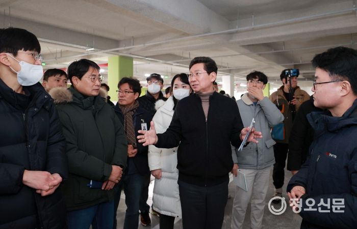 이상일 용인특례시장이 지난 1월 18일 경남아너스빌 디센트 건설 현장을 방문해 누수가 지적된 지하 주차장을 둘러보고 있는 모습.
