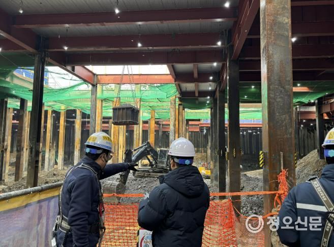 성남시 관계자들이 해빙기 재난사고 예방을 위해 건축공사장을 점검하고 있다