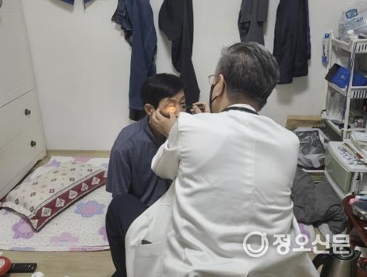 효사랑 건강주치의가 방문 진료를 하는 모습