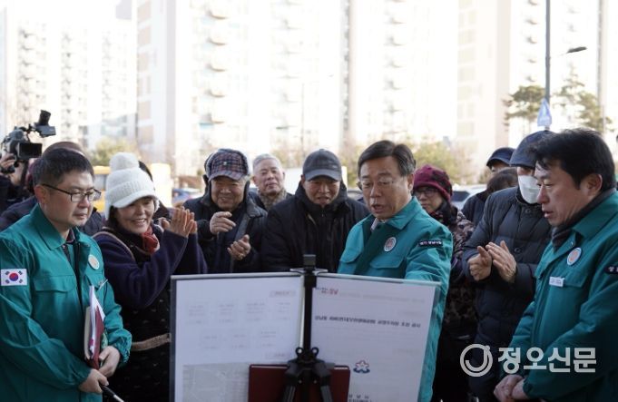 신상진 성남시장이 24일 모란시장 상인들에게 모란생태공원 지평식 주차장 사업에 대해 설명하고 있다.