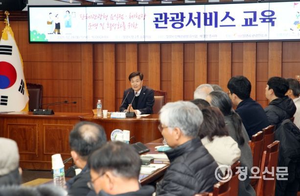 안병구 밀양시장이 24일 시청 소회의실에서 열린 단체관광 활성화를 위한 관광 서비스 교육에서 인사말을 하고 있다.