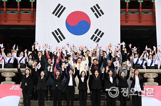 오세훈 서울시장이 1일(토) 보신각 일대에서 열린 제106주년 3.1절 기념 타종행사에 참석해 참석자들과 만세삼창하고 있다.