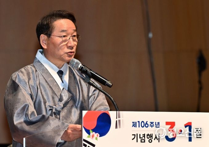 유정복 인천광역시장이 1일 아트센터인천에서 열린 제106주년 3.1절 기념식에서 기념사를 하고 있다.