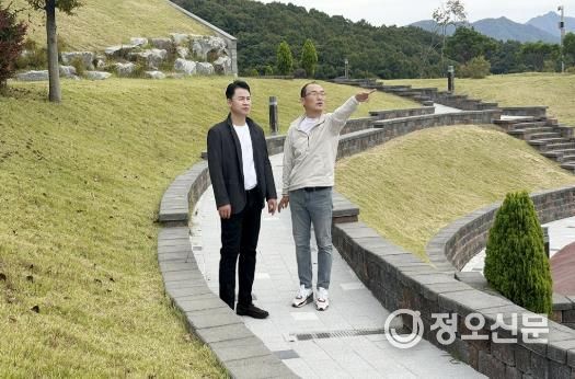 오언석 도봉구청장(왼쪽)이 캠핑장을 둘러보고 있다.