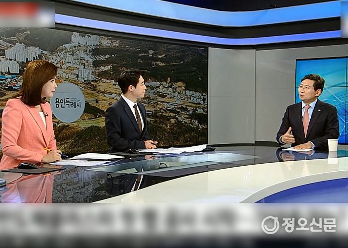 이상일 용인특례시장이 12일 YTN 생방송 '이브닝 뉴스' 인터뷰를 통해 용인의 대규모 프로젝트와 해외교류에 대해 이야기를 하고 있다.(사진=YTN 방송 캡쳐)