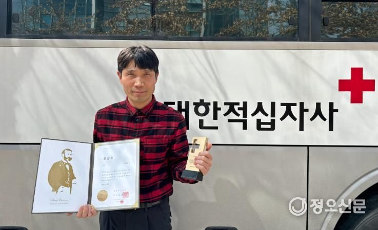 인천항만공사 최호철 차장이 헌혈유공 증서를 들고 기념촬영을 하고 있다