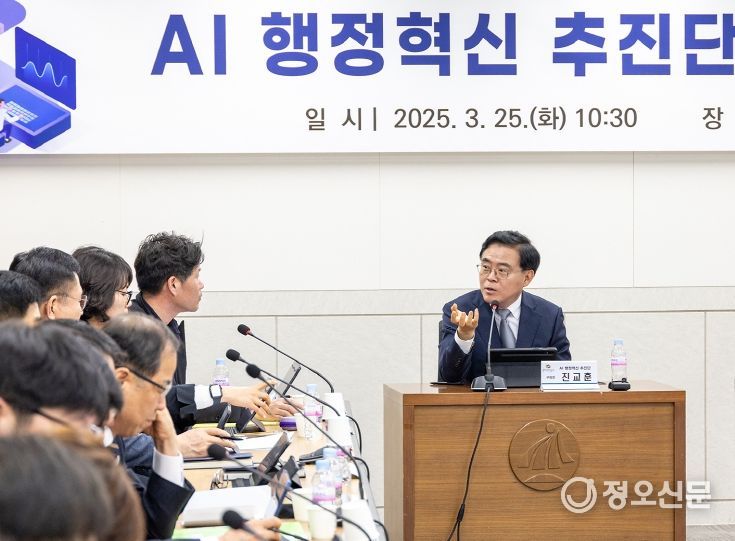 진교훈 강서구청장(오른쪽)이 25일(화) 구청 대회의실에서 열린 ‘AI 행정혁신 추진단 회의’에 참석해 민간 전문가와 AI 활용방안에 대해 대화하고 있다.