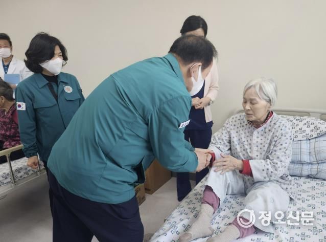 신현국 문경시장 의성 요양병원 이송 환자 위문