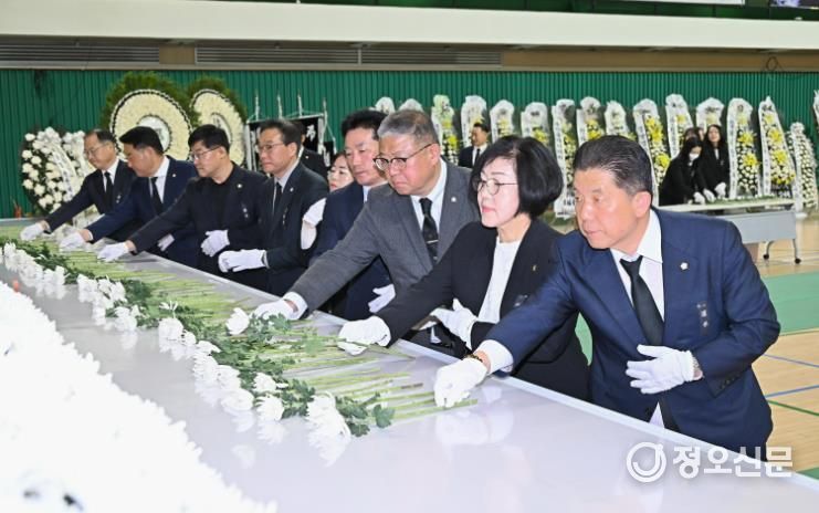 진주시의회, 창녕 합동분향소 찾아 대형산불 희생자 추도