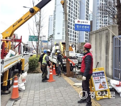대림1동 주민센터 맞은편 인도의 통신주 철거 공사 모습