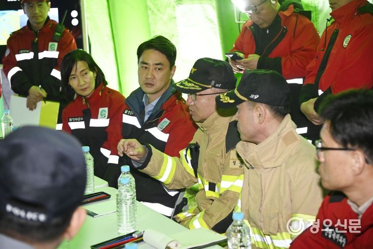 27일 오전 현장 지휘본부에서 회의 중인 최재훈 달성군수