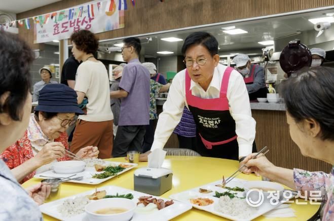 박강수 마포구청장이 효도밥상 이용 어르신의 안부를 살피고 있다.
