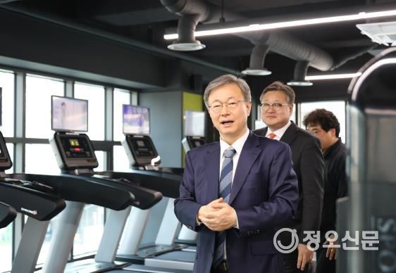 4일 장인홍 구로구청장이 구로G밸리체육관을 방문해 점검하고 있다.