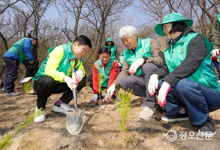 새마을운동 동대문구지회, 식목일 맞아 나무 심기 행사 개최