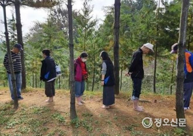 숲해설 프로그램에서 발가락 가위바위보 게임을 하고 있다