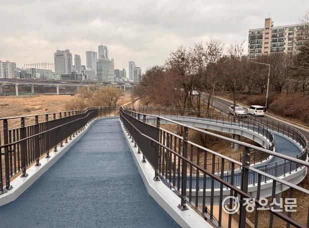 탄천2교 접근교량 설치공사 완료 사진