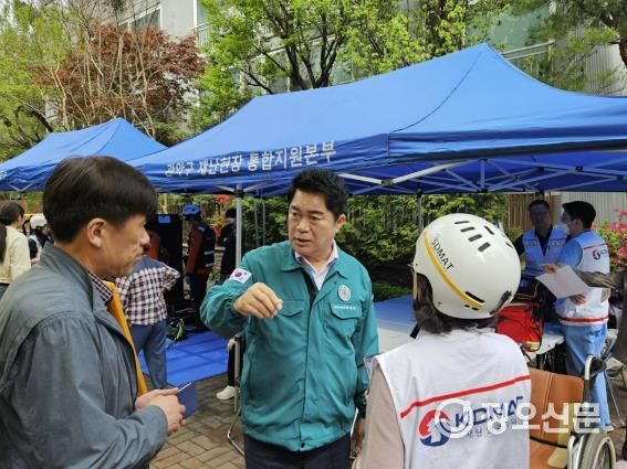 재난현장 통합지원본부에서 화재 현장을 확인하는 박준희 관악구청장(가운데)