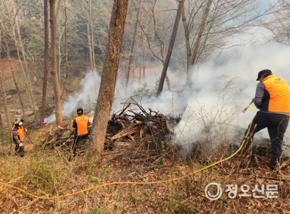 하동군 “불길보다 빠르게”...산불 진화 현장의 숨은 영웅들