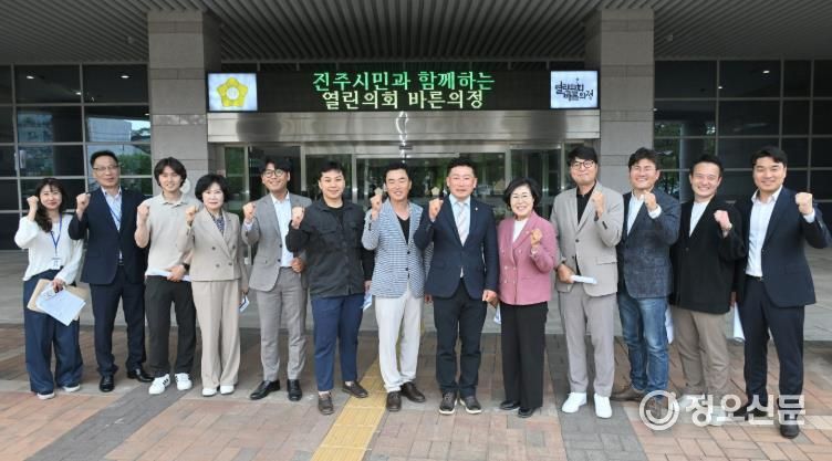 진주시의회 기획문화위, 2025년 진주딸기축제 성과 공유 간담회 개최