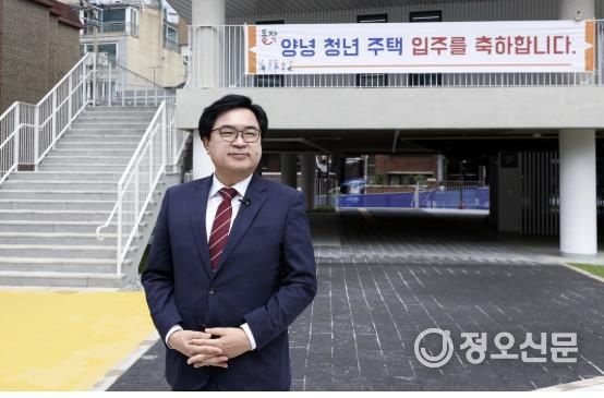 박일하 구청장이 지난해 4월 구의 대표적 청년 주거 지원책 ‘양녕청년주택’ 입주식에 참석한 모습