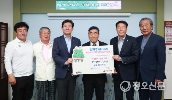 이상일 시장(왼쪽 3번째)은 28일 대회 우승 상금을 기탁한 설봉환 용인실버FC 회장(오른쪽 3번째)을 비롯한 임원단, 이한규 용인시 축구협회장(오른쪽 2번째) 등과 기념 촬영했다