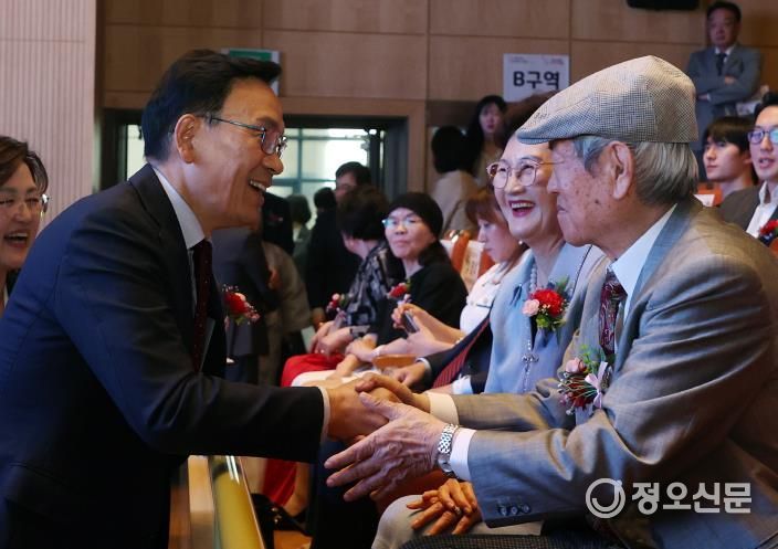 지난해 4월 26일 어버이날 기념행사에 참석한 조성명 강남구청장