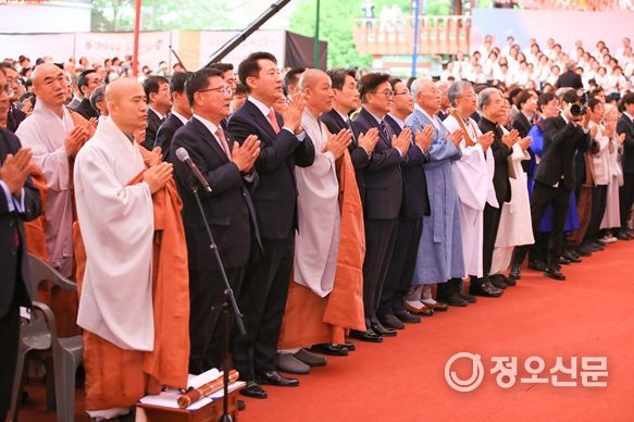오세훈 서울시장이 5일(월) 불기 2569년 부처님오신날 조계사 대웅전 앞에서 열린 ‘봉축법요식’에서 합장하고 있다.