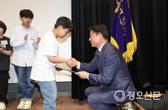 지난 1일 부천시청에서 열린 ‘2025년 제103회 어린이날 기념식’에서 조용익 부천시장이 심폐소생술로 어머니를 살린 부원초 정태운 군에게 모범 어린이 표창장을 수여하고 있다.