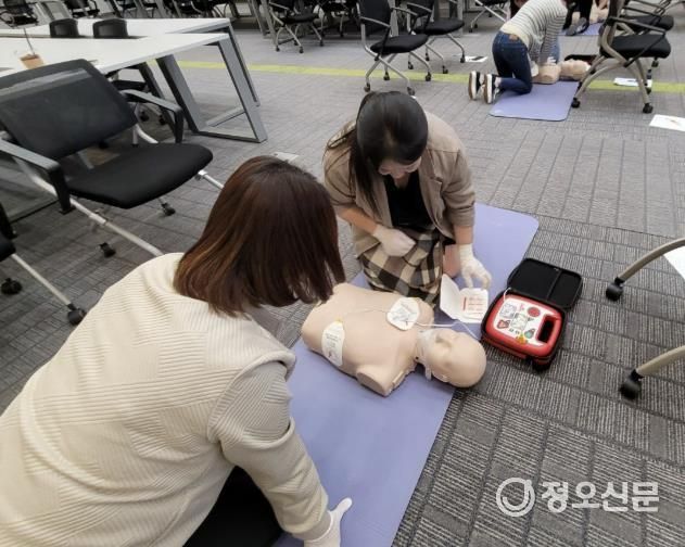 부천시의 한 행사장에 마련된 심폐소생술 부스에서 시민에게 자동심장충격기(AED) 사용법을 교육하고 있다.