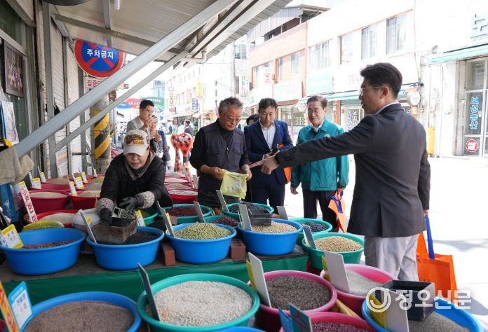 영천시는 7일 4개 기관·단체가 참여한 가운데, 영천공설시장에서 ‘민‧관 합동 소비촉진 캠페인’을 펼치며 지역상권 살리기에 동참했다.