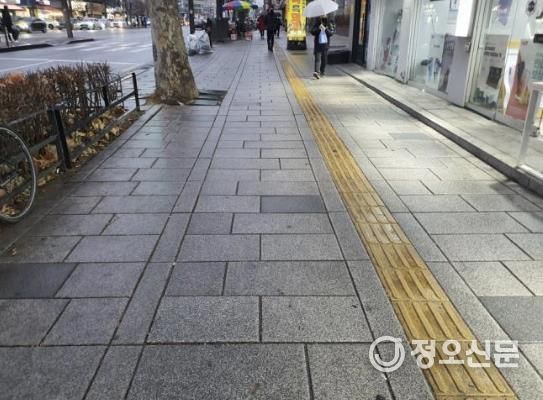 친환경 판석을 설치한 종로 보도