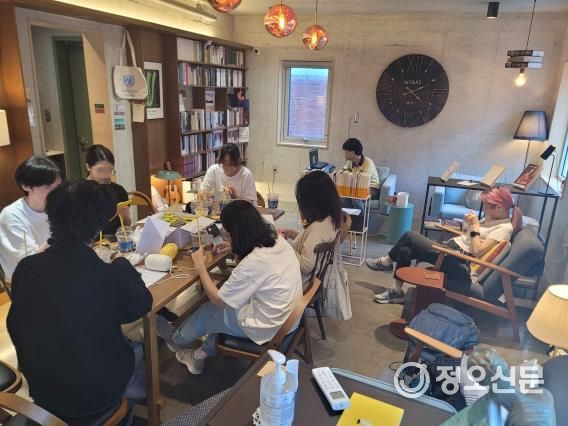 느슨한컴퍼니를_나와_은은키트를_제작_중인_청년들_(청년일삶센터제공)