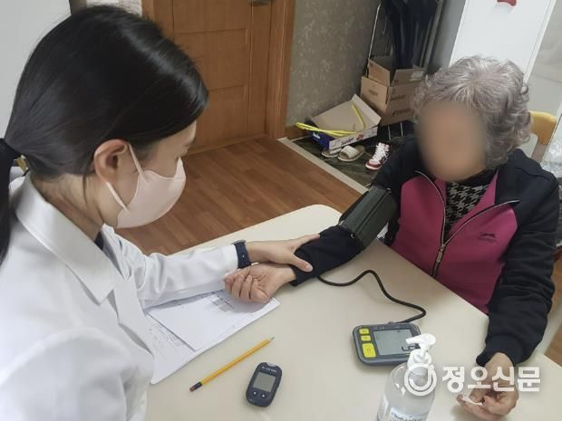 통합건강돌봄센터 간호사가 어르신 혈압측정 하는 모습