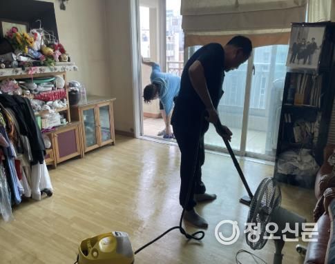 ‘마을안(安) 희망사업’ 지원대상 가구에서 활동 중인 모습