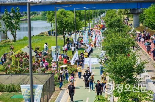 제16회 중랑 서울장미축제 장미 퍼레이드 진행 모습