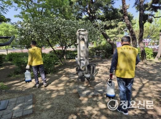 도봉구 직원이 지역 내 한 공원에서 방역 활동을 하고 있다
