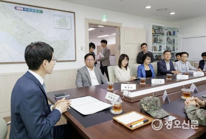 마포구청에서 마포구, 국민권익위원회, 주민대표, 국방부가 한자리에 모여 합정동 군부대 이전에 관한 의견을 나눴다.