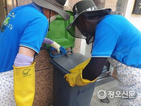 지난해 음식물 수거용기 세척사업을 실시하고 있는 모습