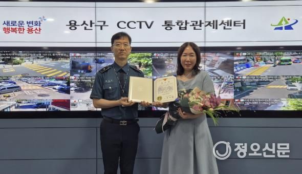 용산구CCTV통합관제센터 이지연 관제요원(오른쪽)이 실시간 관제를 통해 수배자를 검거하는 데 일조한 공로로 용산경찰서로부터 감사장을 받았다.