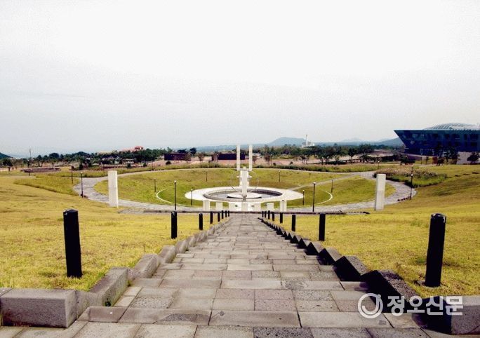 제주4.3사건& #40;평화공원 위령탑 원경